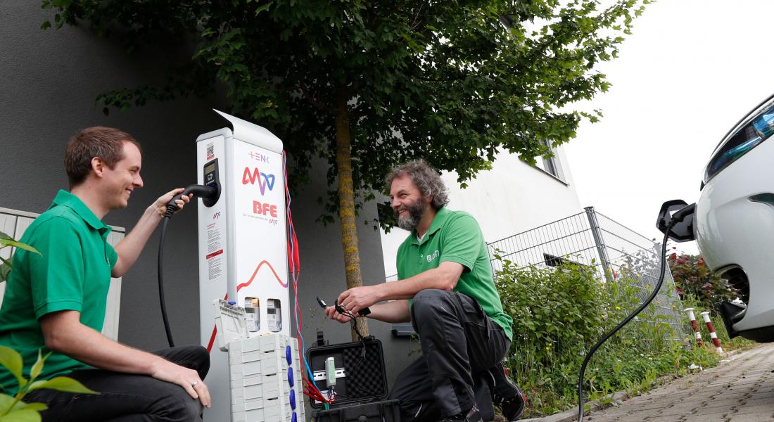 E-Mobilität, Ladesäule, Wallbox mit 2 Mitarbeitern