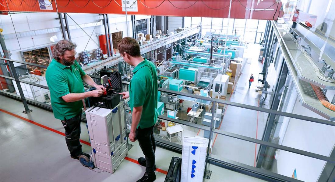 Mitarbeiter mit mobiler Messkoffer econ case in einer Produktionshalle