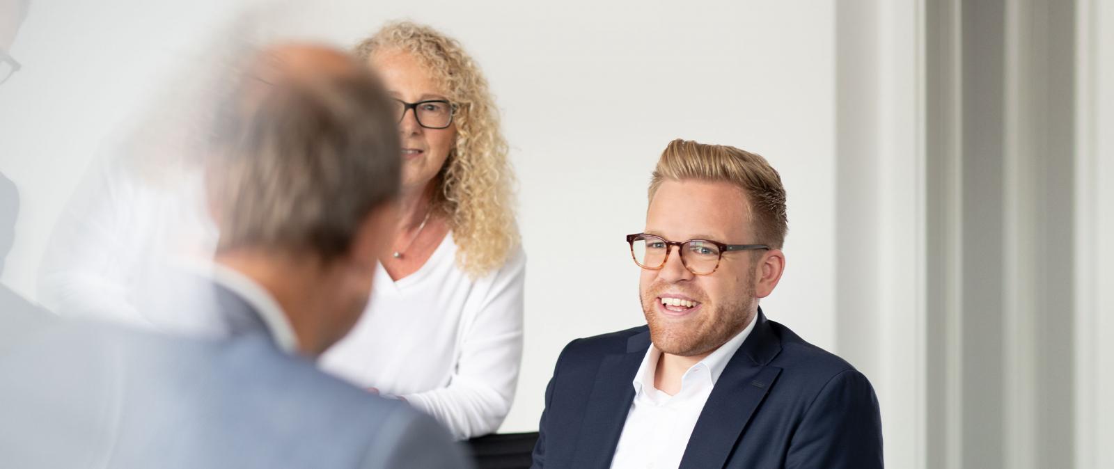 Gesrächsstiuation zu dritt im Büro