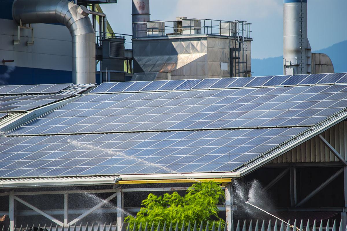 Industiegebäude mit Eigenstromerzeugung, Solar