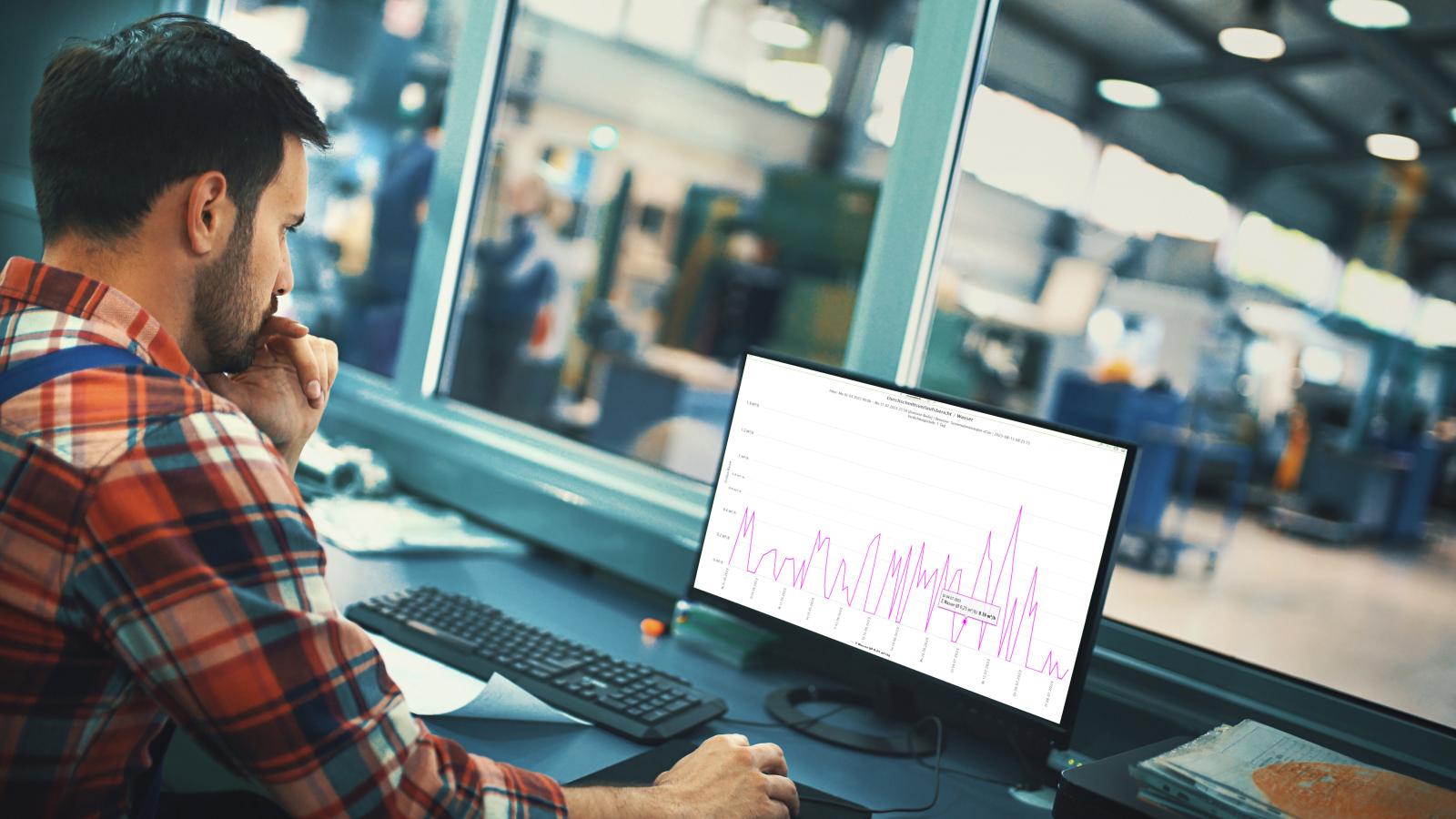 Mann schaut auf Screen mit econ4 Auswertung