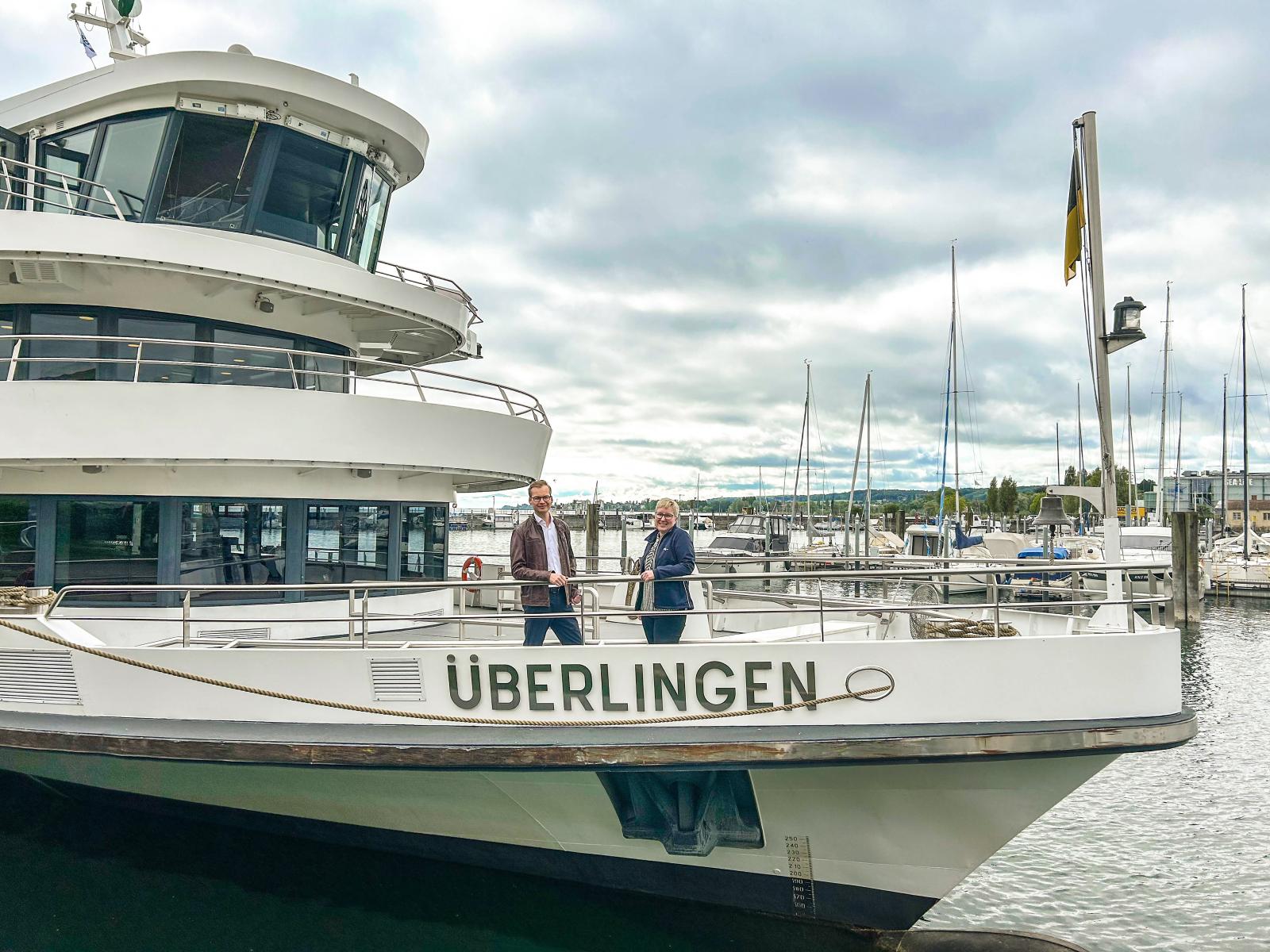 2 Personen auf Passagierschiff