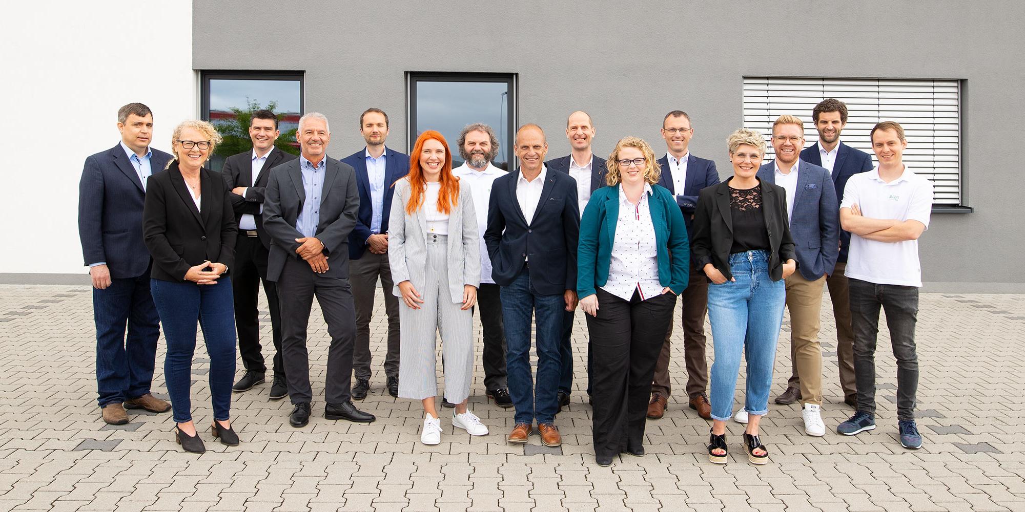 Gruppenbild vor Bürogebäude