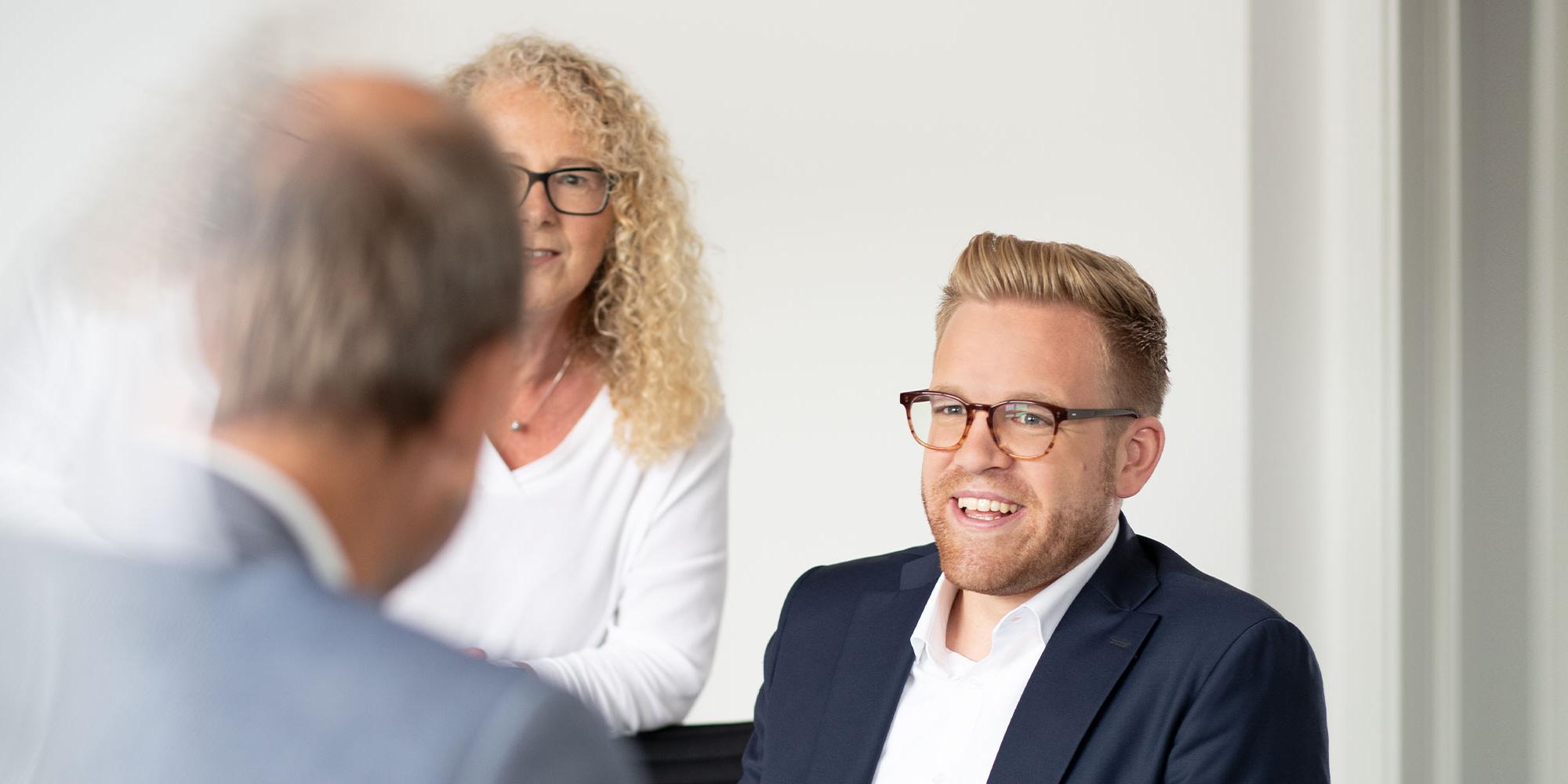 Gesrächsstiuation zu dritt im Büro