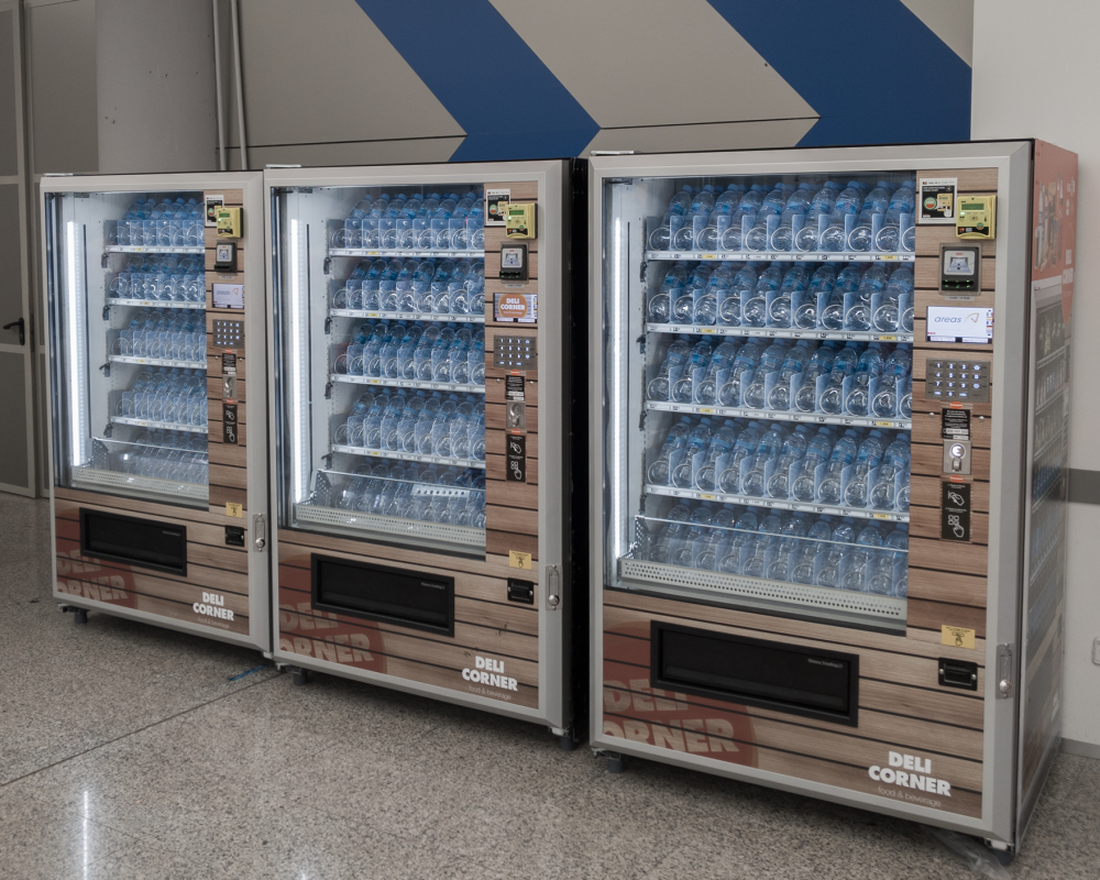 Drei Getränke-/Snackautomaten nebeneinander
