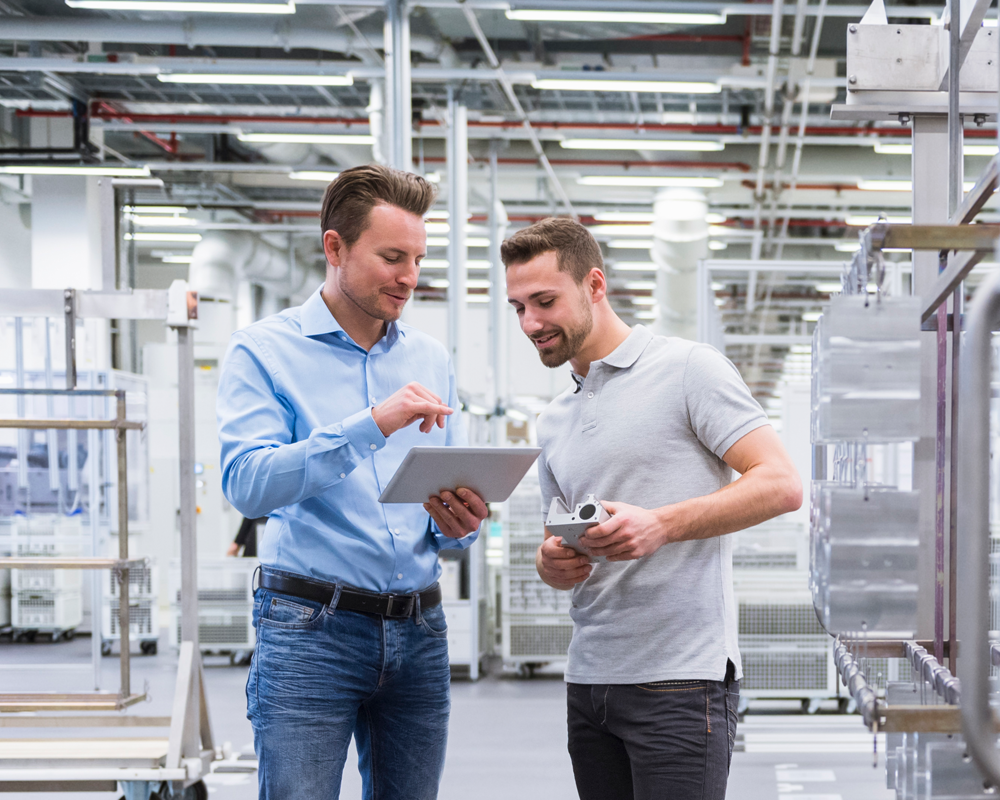 zwei Ingenieure an der Lösung eines Problems