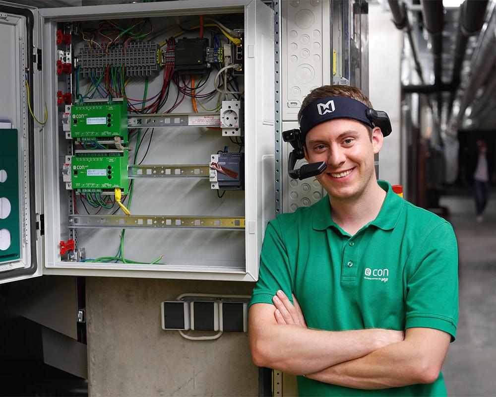Servicetechniker vor eingebauter unit+ V2