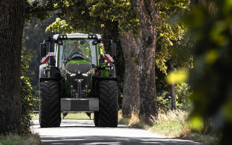 Traktor fährt auf ausgebautem Waldweg