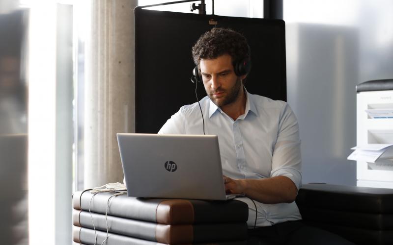 neuer Geschäftsführer, Till Boeder, am Laptop 
