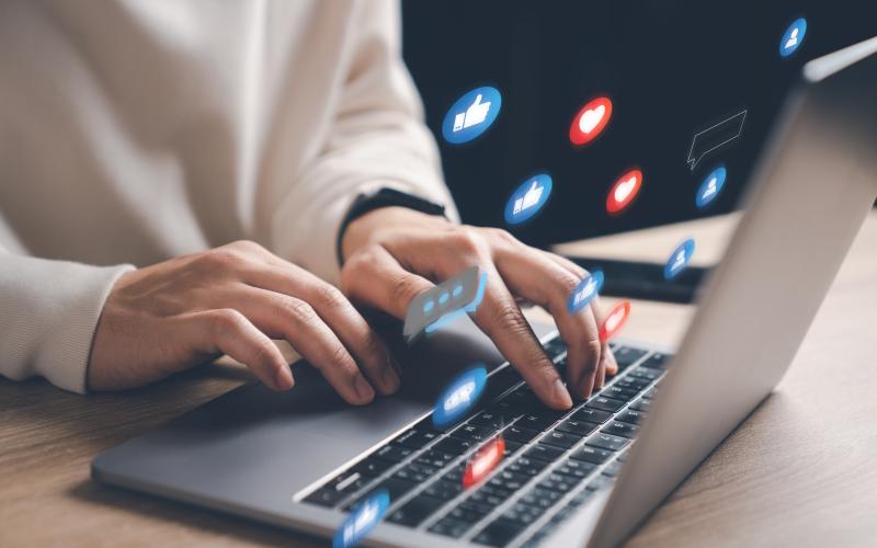 Finger tippen auf einer Tastatur
