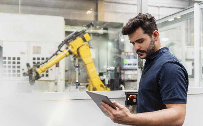 Mann vor Tablet in Factory
