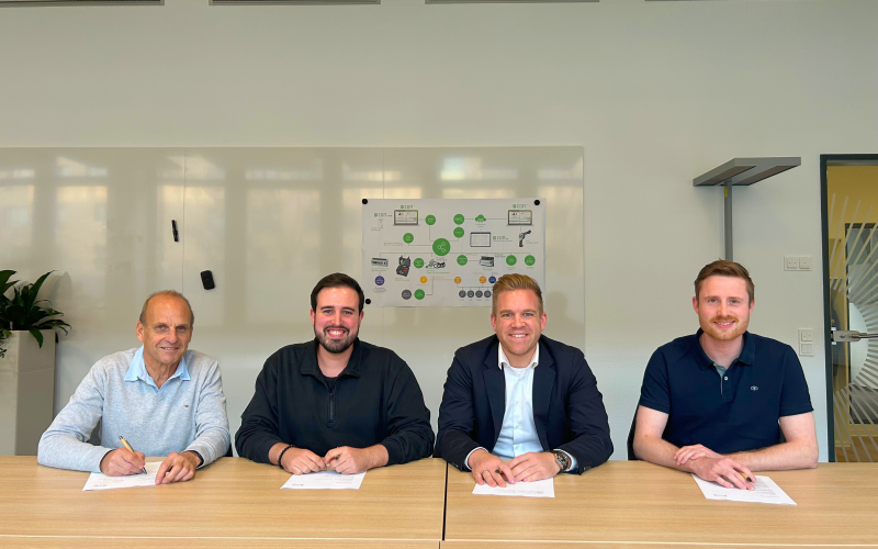 Vertragsunterzeichnung Rolf Wagner, Dominik Wahl, Mike Mannherz, Lennard Schwidurski