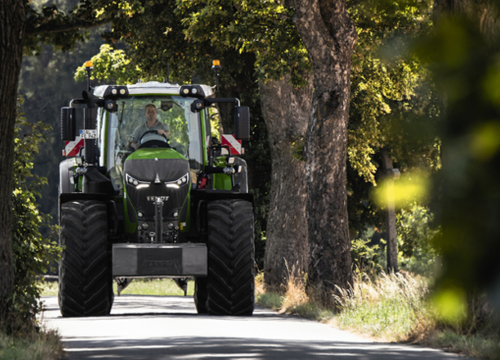 Traktor fährt auf ausgebautem Waldweg