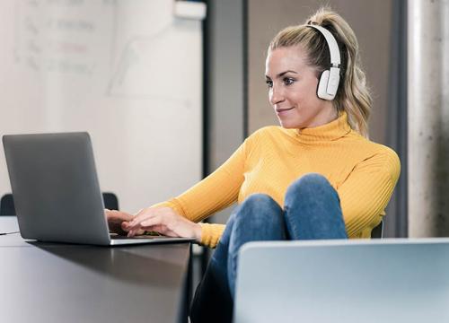 Frau schaut sich Webinar an