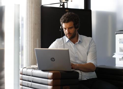 neuer Geschäftsführer, Till Boeder, am Laptop 